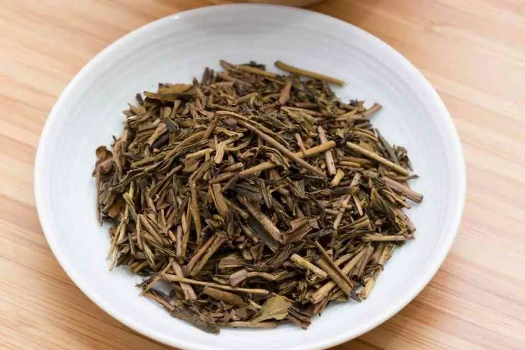 Hojicha tea leaves dry