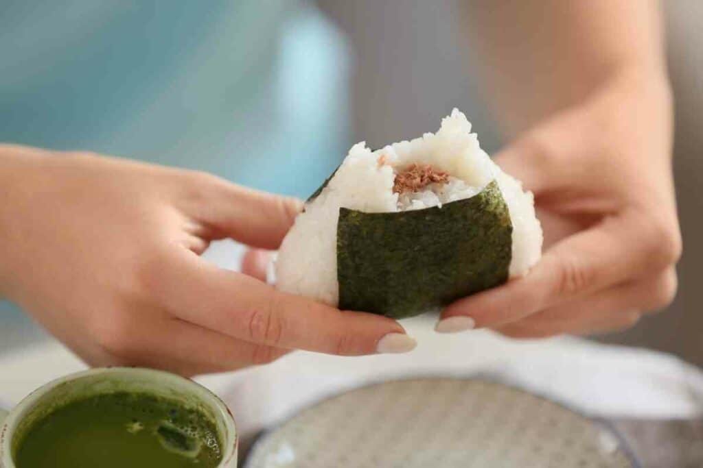 How to make onigiri quickly