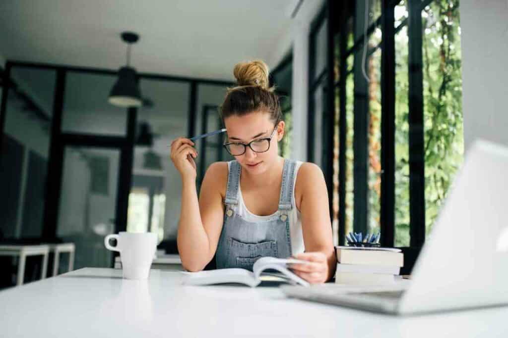 A women is learning Japanese alone