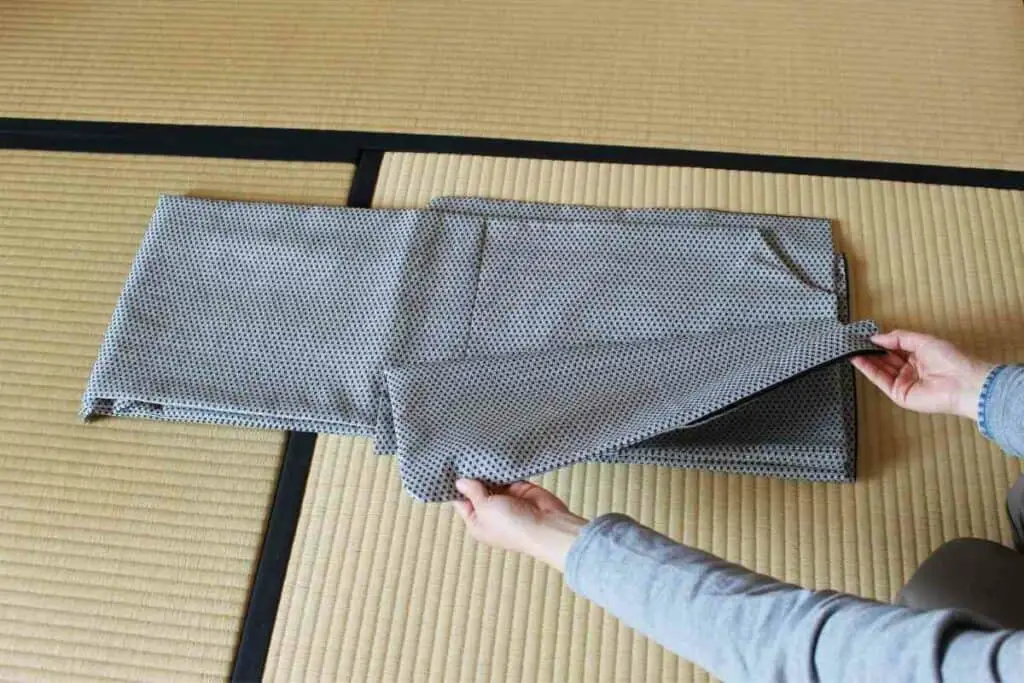 How to fold the Japanese kimono