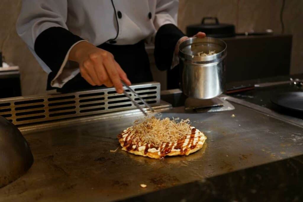 Cooking japanese Pizza,Okonomiyaki
