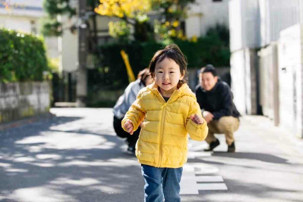 Japanese children go out alone