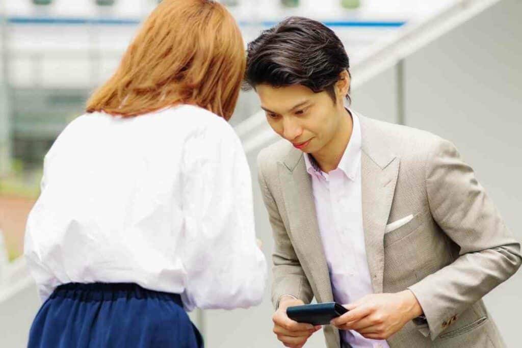 Greeting people in Japan etiquette