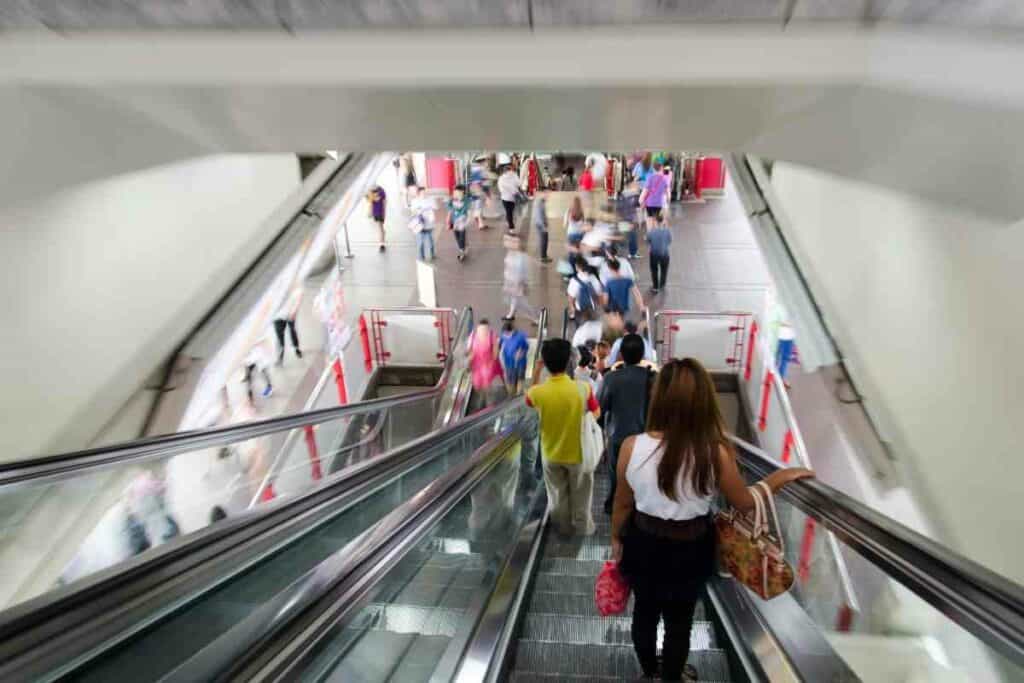 Japanese escalators etiquette