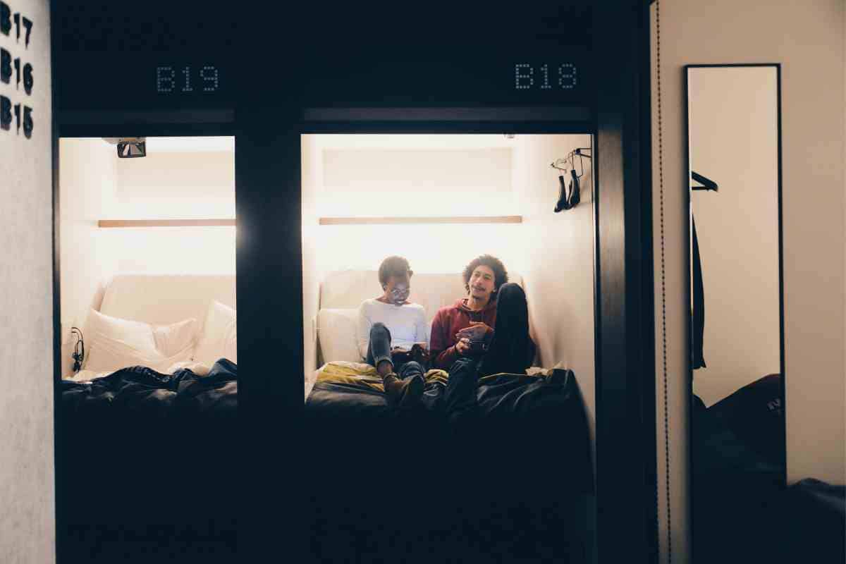 can you store luggage at capsule hotel