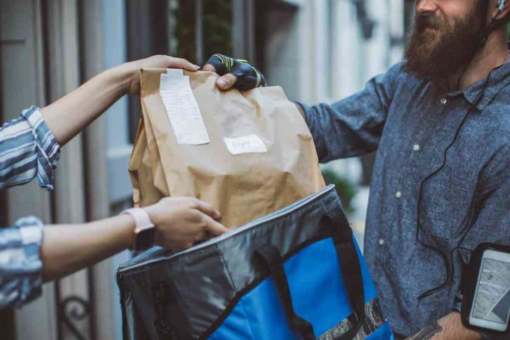 Food delivery at your capsule hotel tips