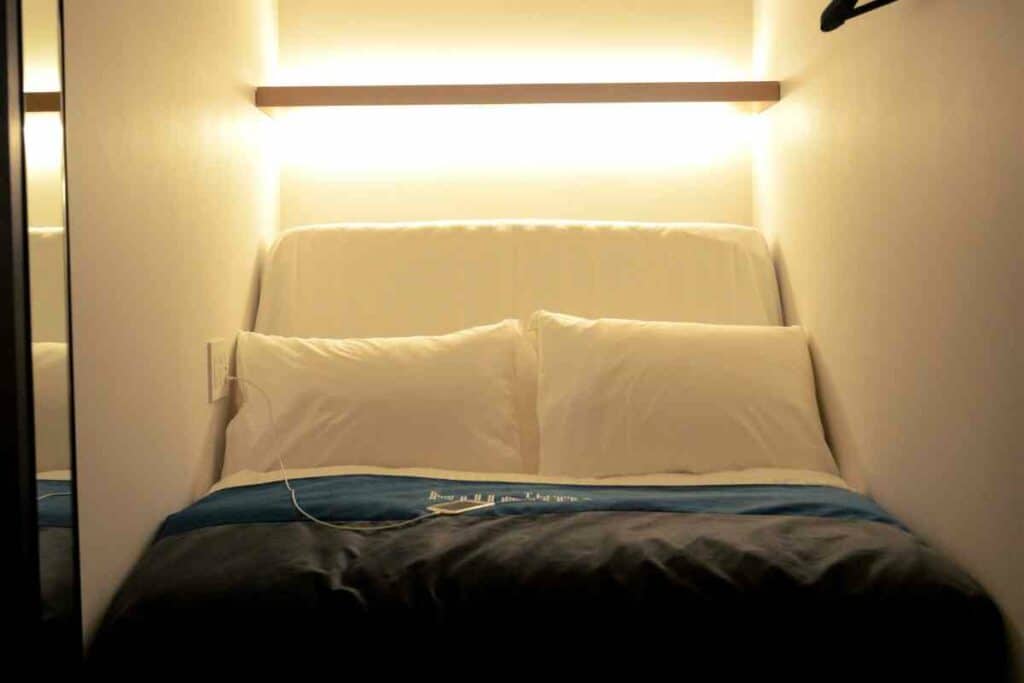 Choosing capsule hotel bed size
